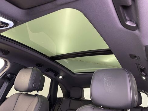 Certified 2025 Porsche Macan Base image 18