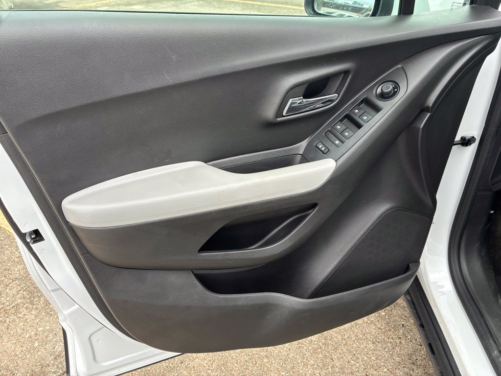 Used 2022 Chevrolet Trax LS w/ Tint and Cruise Package FWD image 18