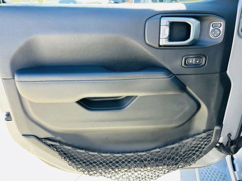 Used 2019 Jeep Wrangler Unlimited Sahara image 6