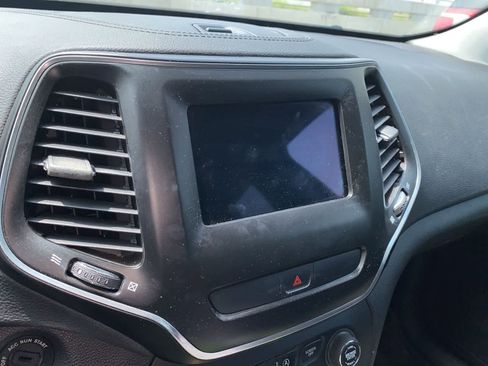 Used 2019 Jeep Cherokee Latitude w/ Popular Appearance Group FWD image 5