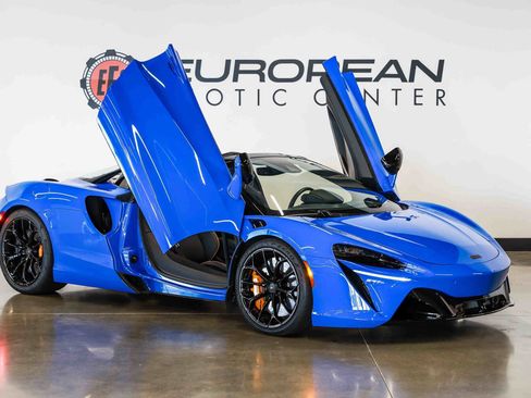 Used 2025 McLaren Artura Spider RWD image 3