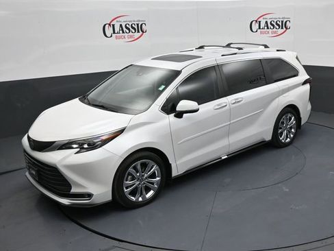 Used 2024 Toyota Sienna Platinum image 18