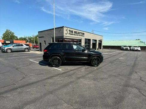 Used 2018 Jeep Grand Cherokee Laredo AWD/4WD image 18