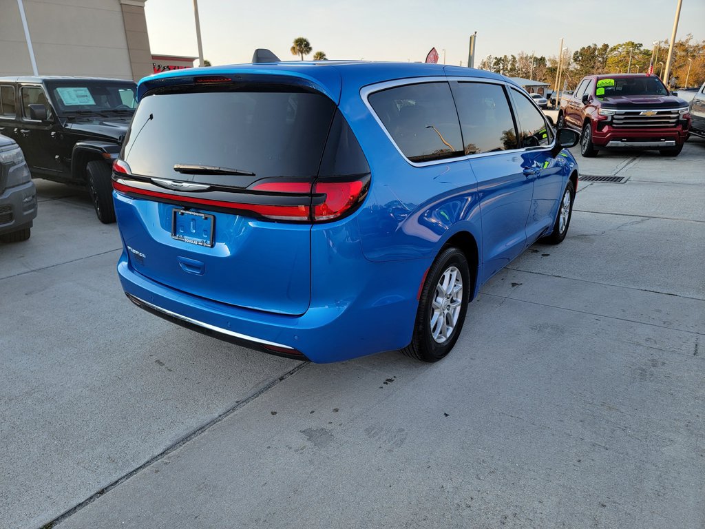 New 2026 Chrysler Pacifica Select FWD image 5