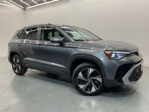 Used 2025 Volkswagen Taos SE AWD/4WD image 2