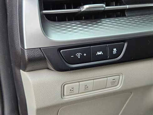 Used 2024 Kia Carnival LX image 11