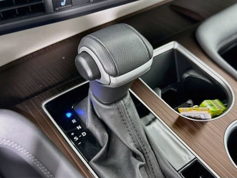 Certified 2024 Toyota Sienna XLE FWD image 18