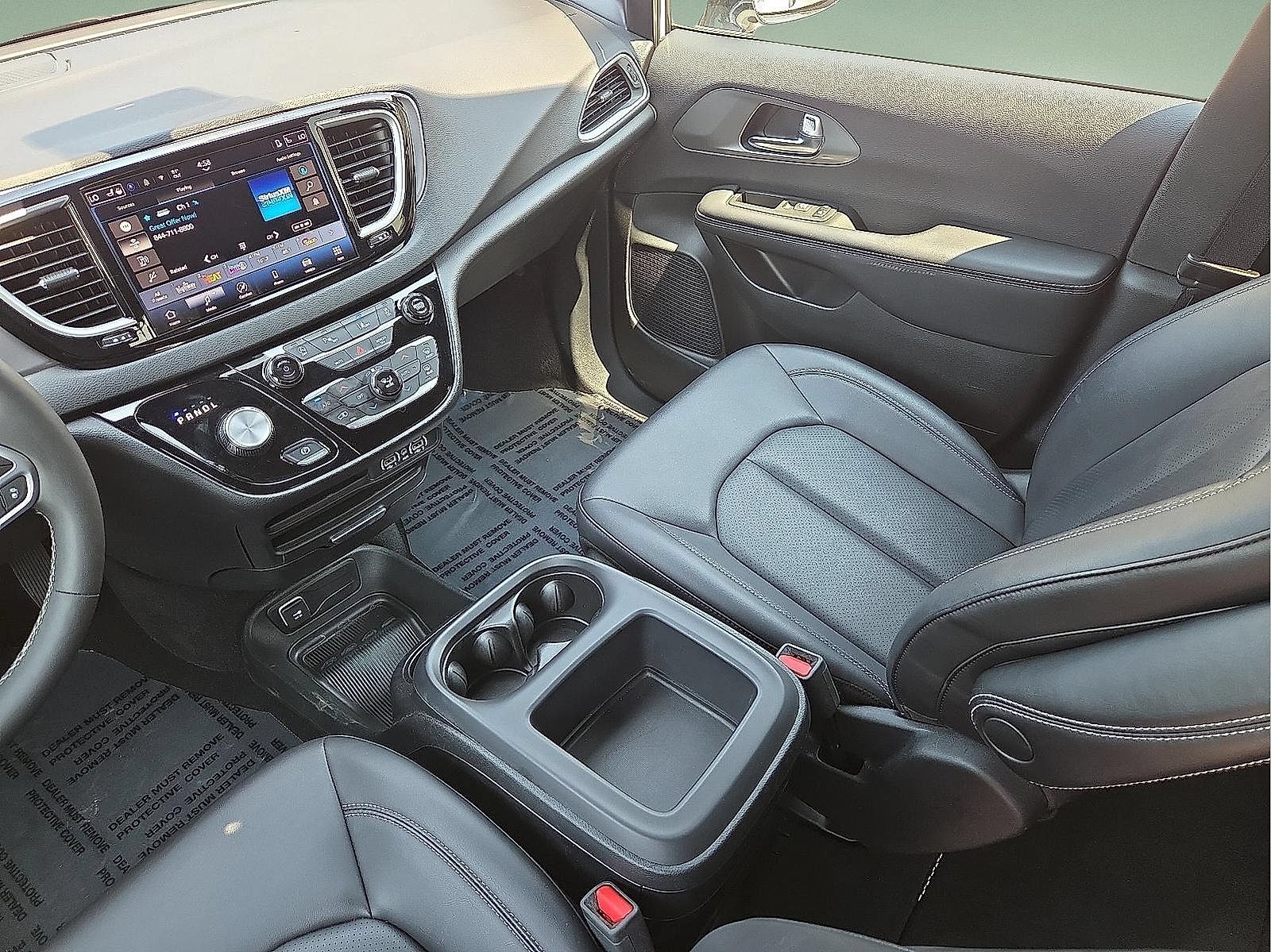 Used 2025 Chrysler Pacifica Select FWD image 13