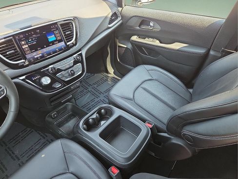 Used 2025 Chrysler Pacifica Select FWD image 13