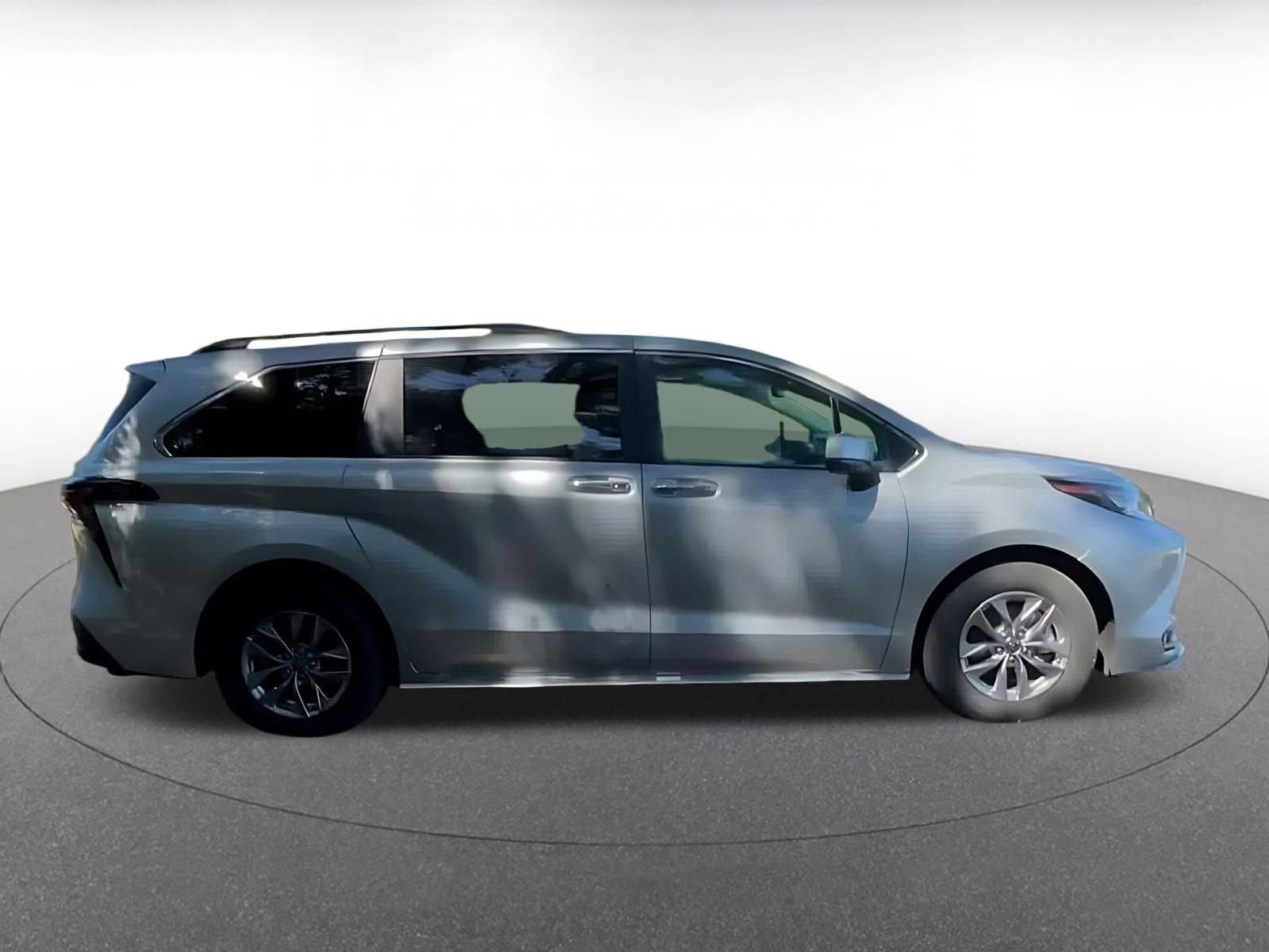 Used 2025 Toyota Sienna XLE FWD image 15