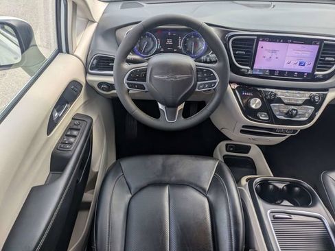 Used 2023 Chrysler Pacifica Touring-L FWD image 17
