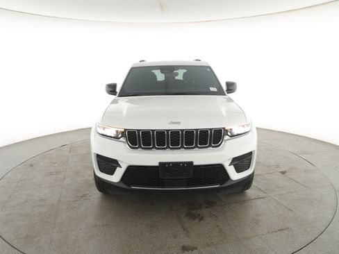 Certified 2024 Jeep Grand Cherokee Laredo w/ Luxury Tech Group I image 2