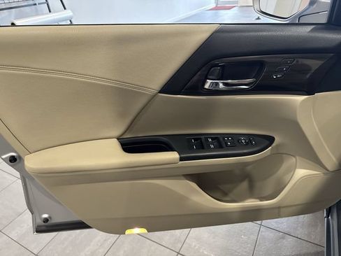 Used 2017 Honda Accord EX-L image 10