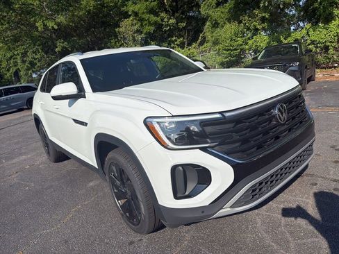 Used 2025 Volkswagen Atlas Cross Sport SE FWD image 3