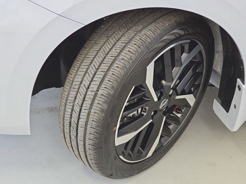 New 2025 Nissan Versa SR w/ Trunk Package image 29