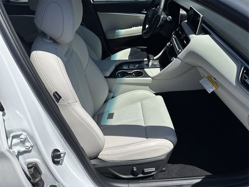 New 2025 Genesis G70 2.5T image 13