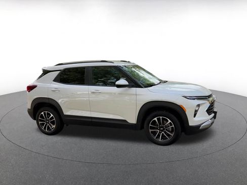 Used 2025 Chevrolet TrailBlazer LT image 2