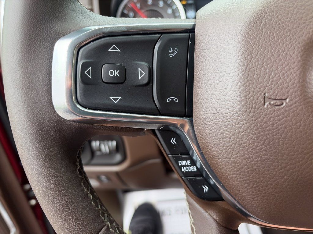 Used 2025 RAM 1500 Laramie AWD/4WD image 31