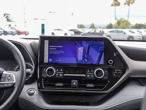 Used 2023 Toyota Highlander XLE FWD image 14