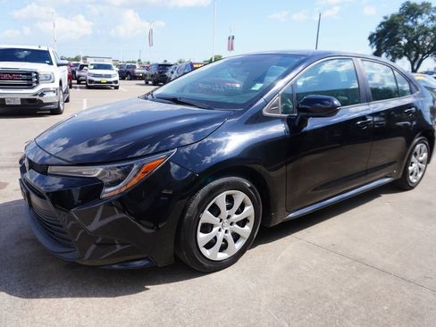 Used 2023 Toyota Corolla LE image 3