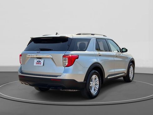 Used 2024 Ford Explorer XLT RWD image 5