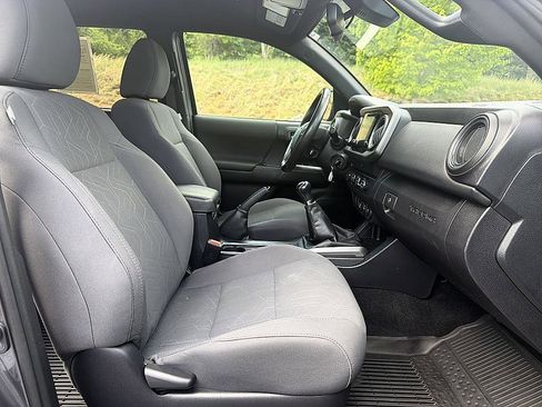 Used 2019 Toyota Tacoma TRD Off-Road w/ Technology Package AWD/4WD image 11