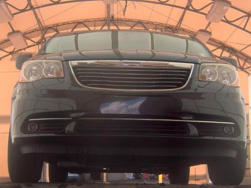 Used 2014 Chrysler Town & Country Touring image 3