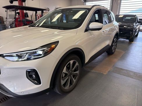 Used 2023 Ford Escape Platinum image 4