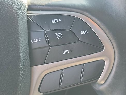 Used 2020 Jeep Grand Cherokee Altitude image 23