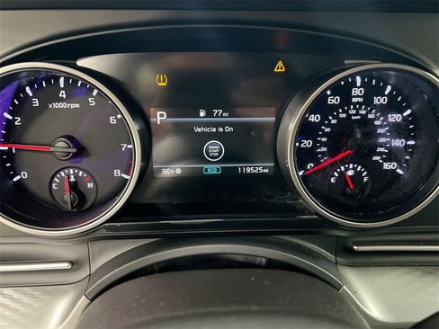 Used 2023 Kia Carnival LX image 11