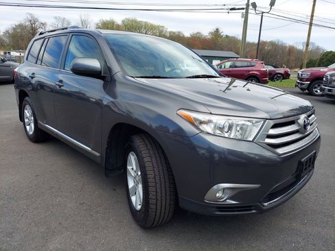 Used 2012 Toyota Highlander SE w/ Tow Pkg AWD/4WD image 3