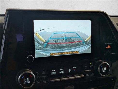 Used 2023 Toyota Highlander LE FWD image 12