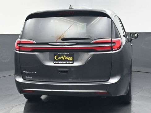Used 2023 Chrysler Pacifica Touring-L FWD image 4