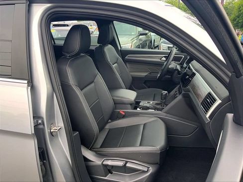 Certified 2023 Volkswagen Atlas Cross Sport SE w/ Panoramic Sunroof Package FWD image 17
