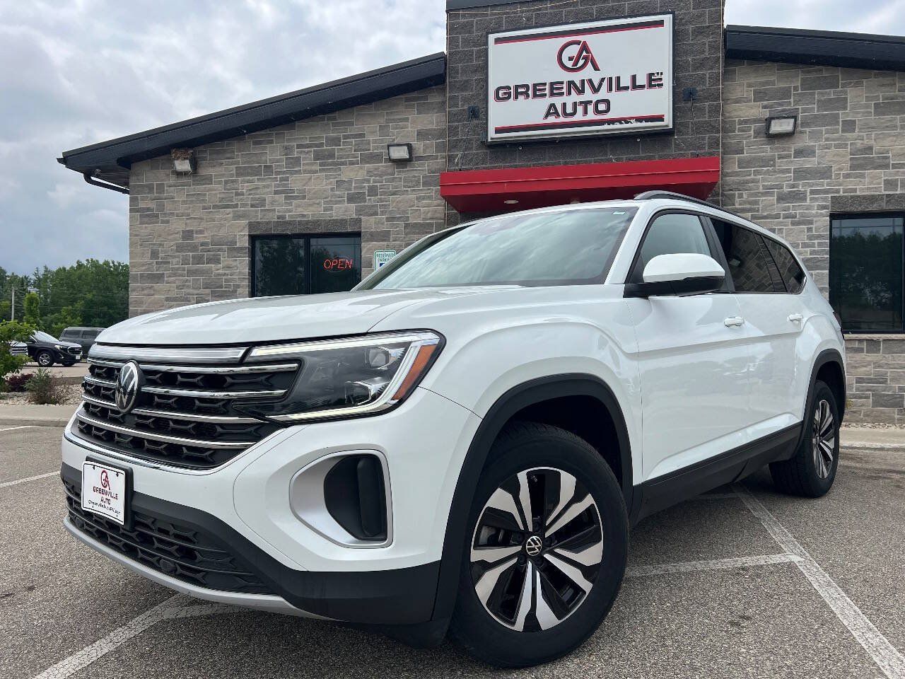 Used 2024 Volkswagen Atlas SE AWD/4WD image 1