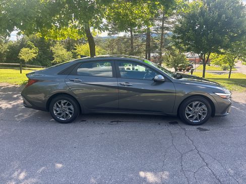 Certified 2025 Hyundai Elantra Hybrid FWD image 2