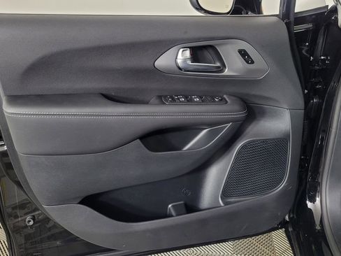 New 2026 Chrysler Pacifica Select image 13