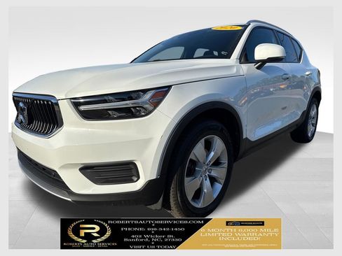 Used 2020 Volvo XC40 T5 Momentum image 1