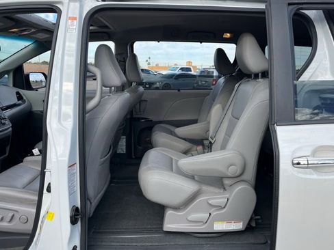 Used 2017 Toyota Sienna L image 5