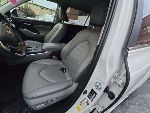 Used 2023 Toyota Highlander XLE image 5