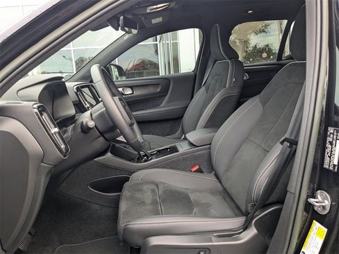 Used 2023 Volvo XC40 Recharge Ultimate image 2