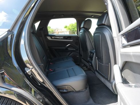 Used 2025 Porsche Cayenne AWD/4WD image 22