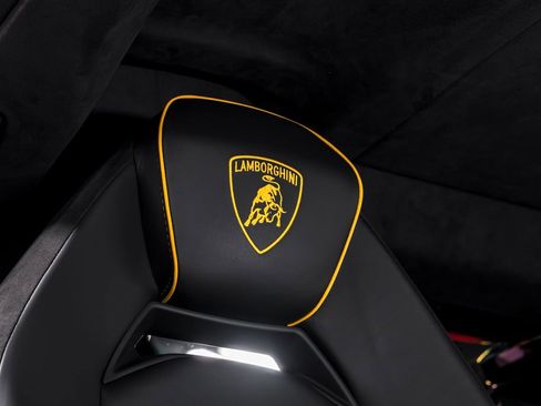 Used 2025 Lamborghini Revuelto image 35