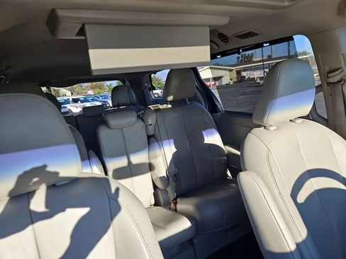 Used 2013 Toyota Sienna XLE w/ Premium Pkg image 13