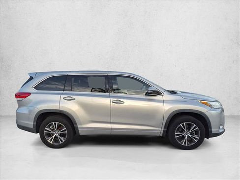 Used 2018 Toyota Highlander LE FWD image 4