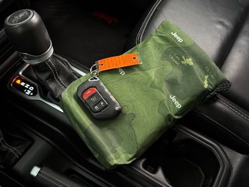 Used 2019 Jeep Wrangler Unlimited Sahara w/ Advanced Safety Group AWD/4WD image 5