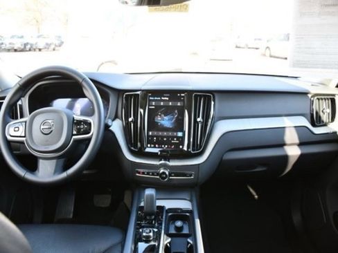 Used 2025 Volvo XC60 B5 Plus image 15