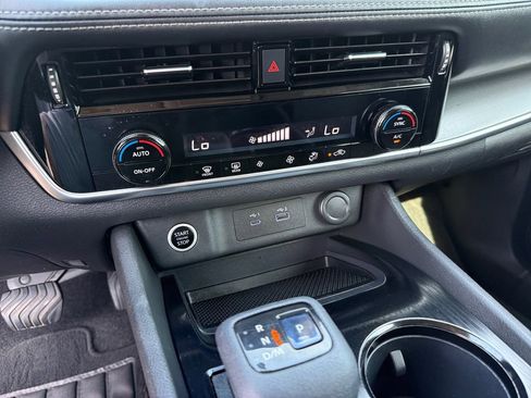 Used 2021 Nissan Rogue SV image 19