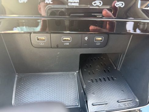 Used 2024 Kia Carnival EX FWD image 19