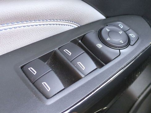 Used 2025 Chevrolet Trax LT FWD image 27